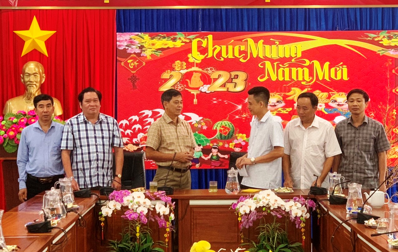 Phó Chủ tịch HĐND tỉnh Huỳnh Hữu Thiết thăm, chúc tết Thường trực HĐND huyện Phú Riềng