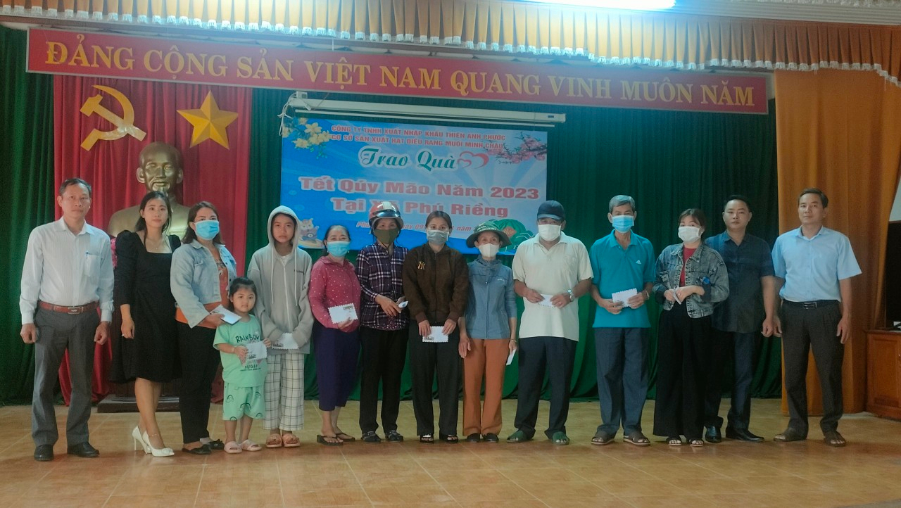 Phú Riềng: trao tặng 99 phần quà Tết cho người nghèo