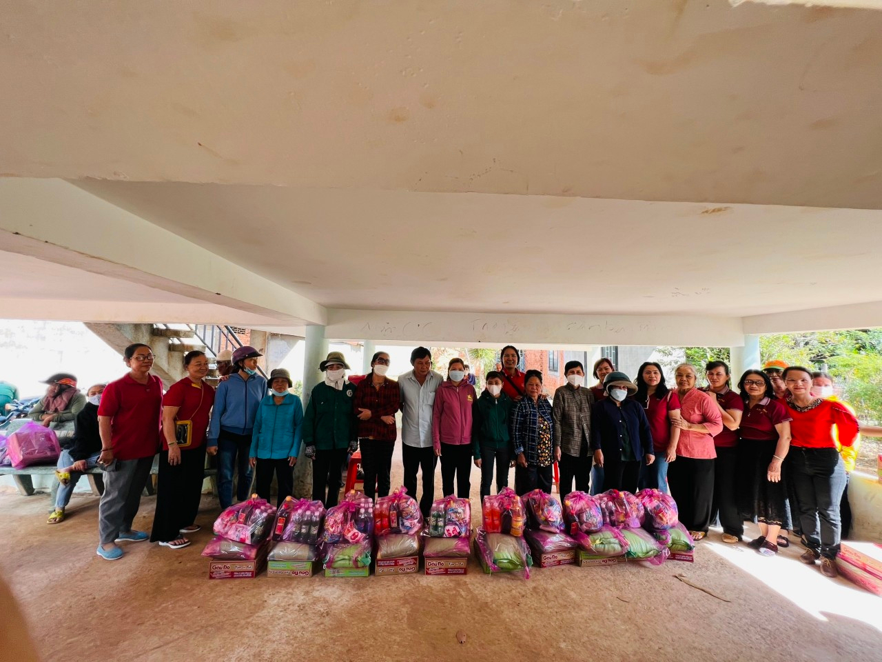 Trao tặng 50 phần quà cho hộ nghèo cận nghèo, trẻ mồ côi, bảo trợ xã hội khó khăn của xã Phú Riềng