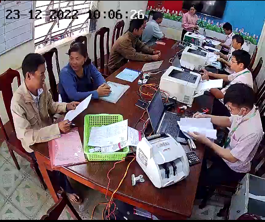 682 hộ nghèo, hộ cận nghèo và các đối tượng chính sách khác trên địa bàn xã Phú Trung được tiếp cận dịch vụ ngân hàng