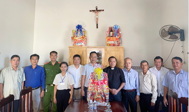 Lãnh đạo UBND xã Bù Nho đến thăm, tặng quà chúc mừng Giáo xứ nhân dịp Lễ Giáng sinh năm 2022