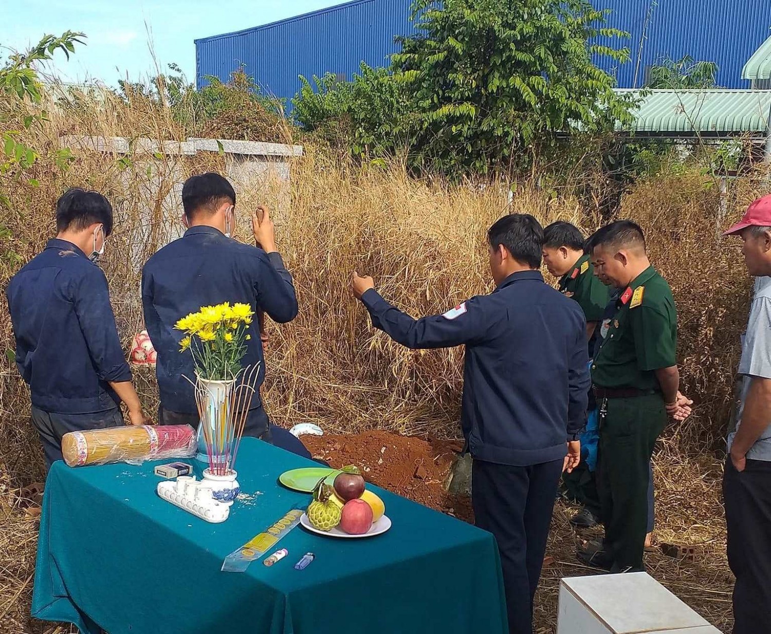Ban CHQS huyện Phú Riềng phối hợp Đội K72 cất bốc hài cốt liệt sỹ