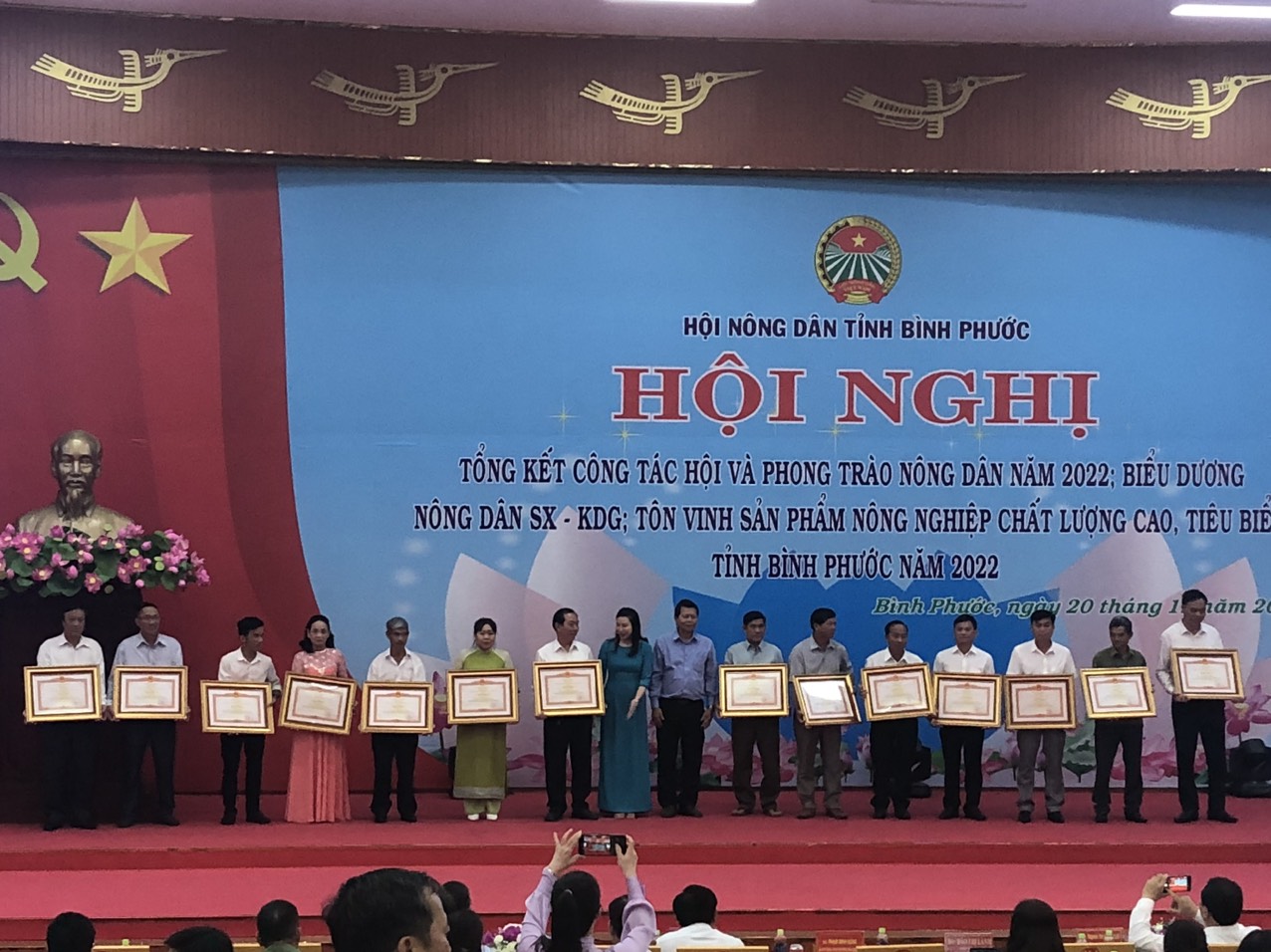 Ông Trần A Sám, nông dân tiêu biểu huyện Phú Riềng nhận bằng khen của Thủ tướng Chính phủ
