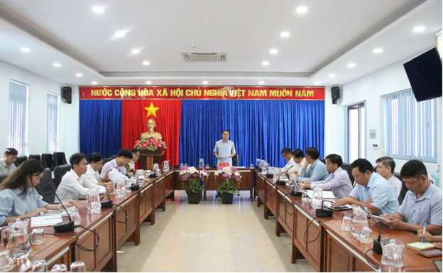 UVBTV, Phó Chủ tịch UBND huyện Phú Riềng Bùi Văn Hiếu phát biểu chỉ đạo tại cuộc họp