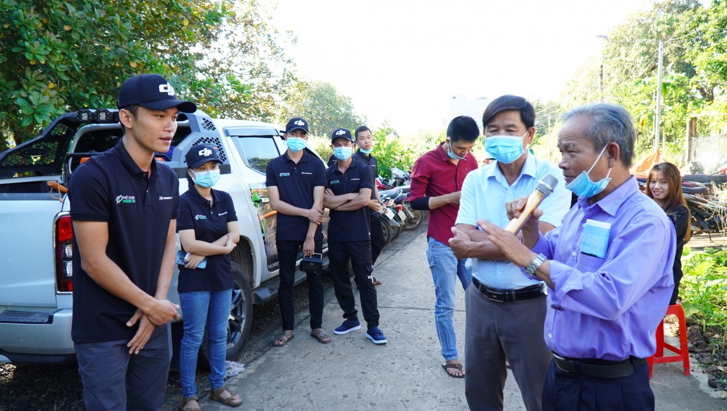 Trình diễn thiết bị bay không người lái phun xịt thuốc bảo vệ thực vật trên cây điều tại xã Phú Riềng