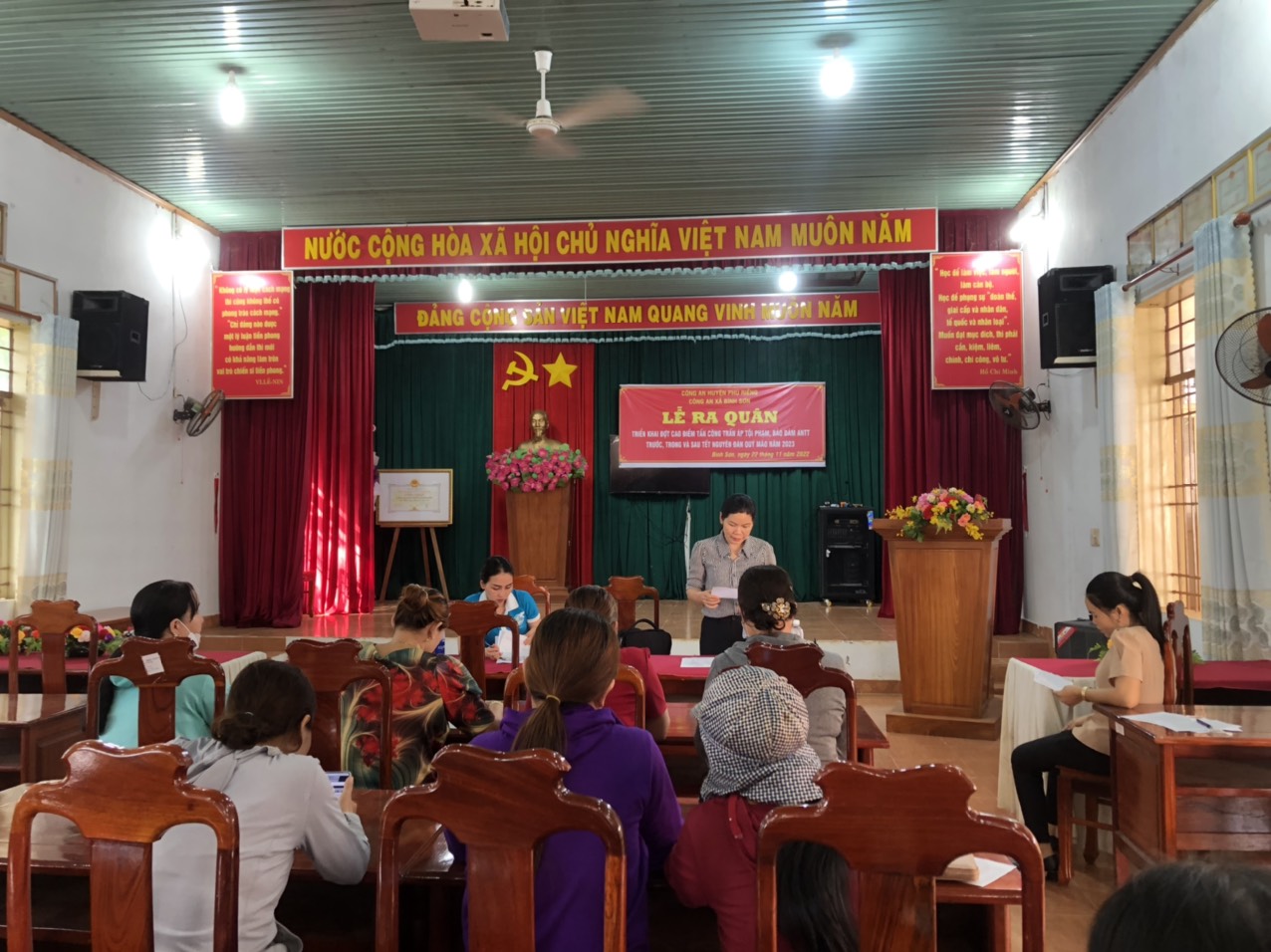 Hội LHPN huyện Phú Riềng giải ngân 320 triệu đồng cho hội viên phụ nữ nghèo, khó khăn xã Bình Sơn, xã Long Hưng