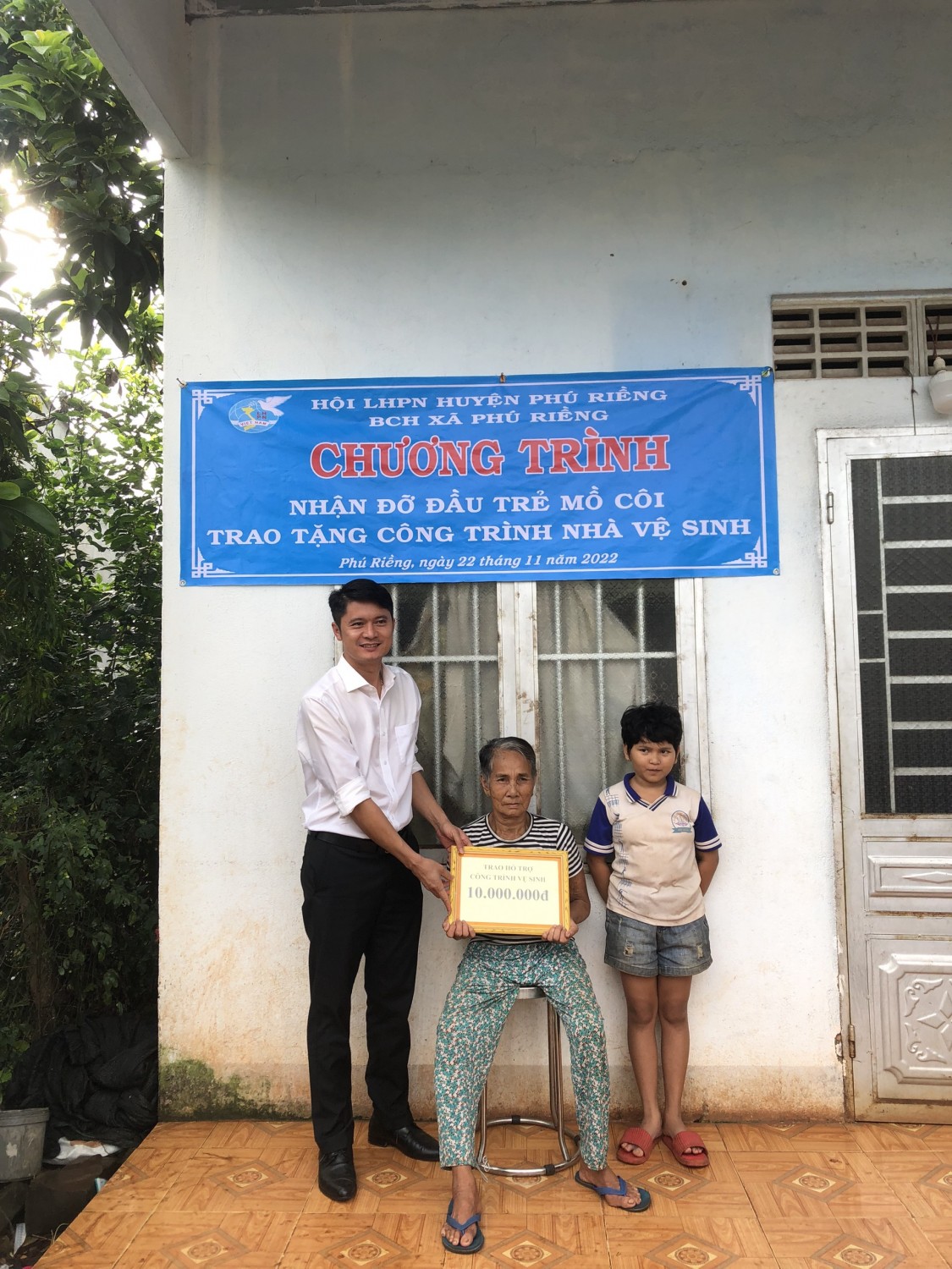 Trao tặng 01 công trình Nhà vệ sinh và nhận đỡ đầu 01 trẻ em mồ côi tại thôn Phú Vinh, xã Phú Riềng