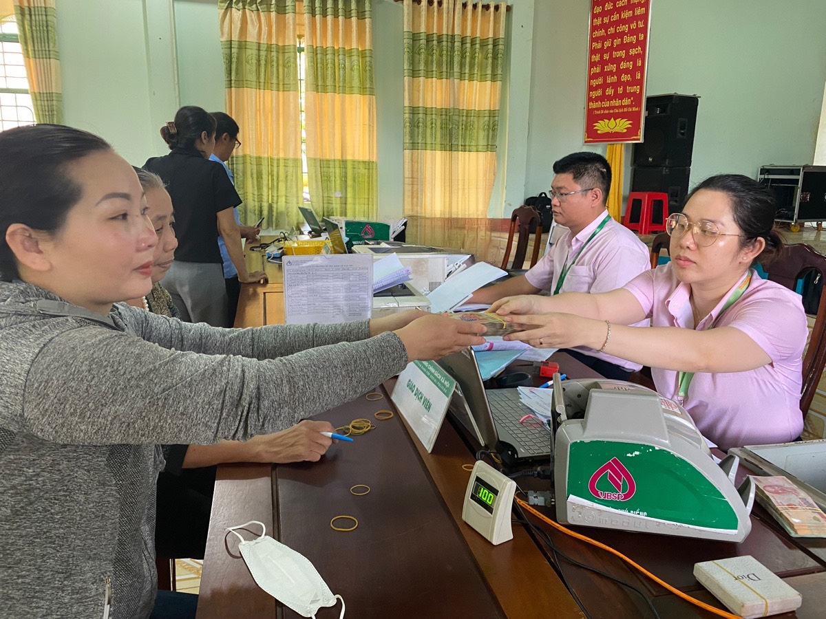 Ngân hàng chính sách huyện tổ chức phiên giao dịch tại xã Bình Tân