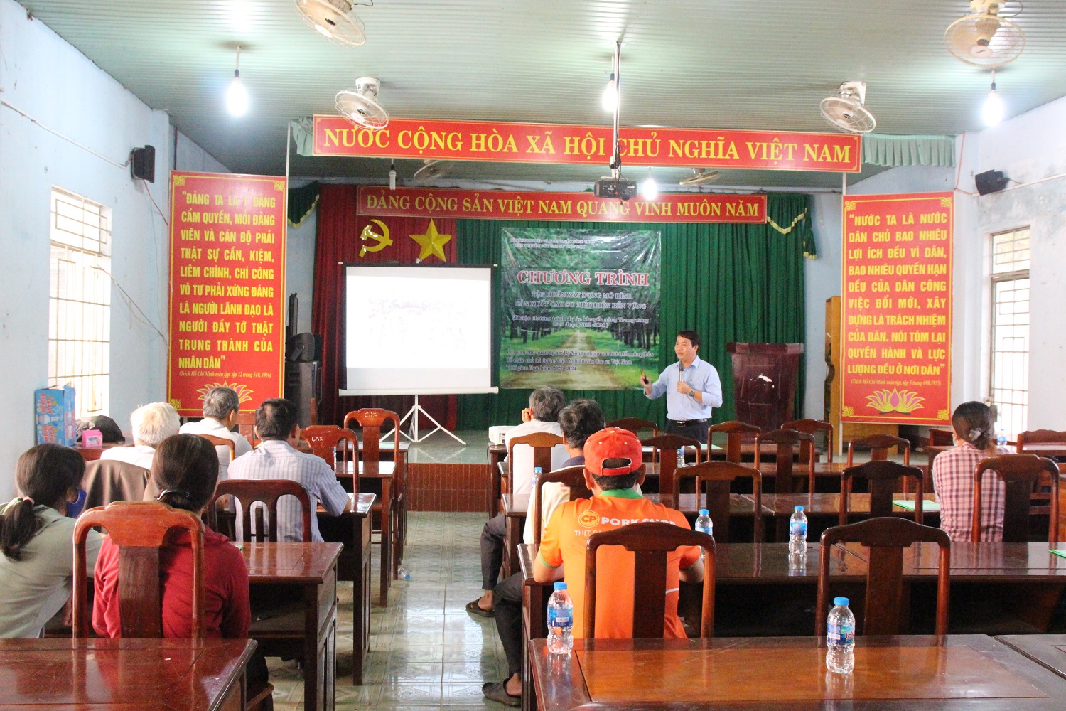 Viện Nghiên cứu Cao su Việt Nam chuyển giao khoa học kỹ thuật và hỗ trợ nông hộ trồng cao su.