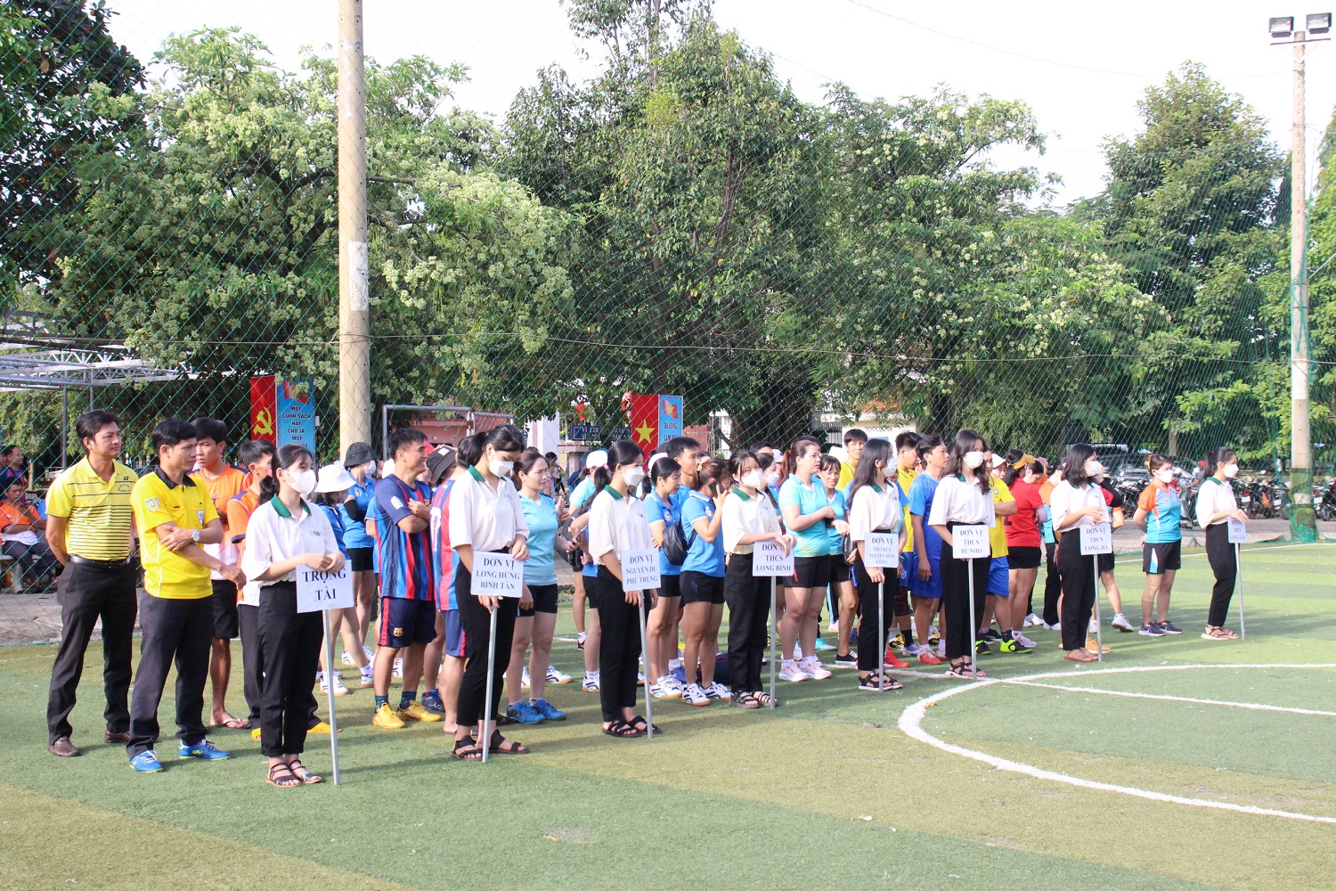 Huyện Phú Riềng: 200 cầu thủ tham gia giải bóng chuyền, bóng đá chào mừng ngày Nhà giáo Việt Nam 20-11.