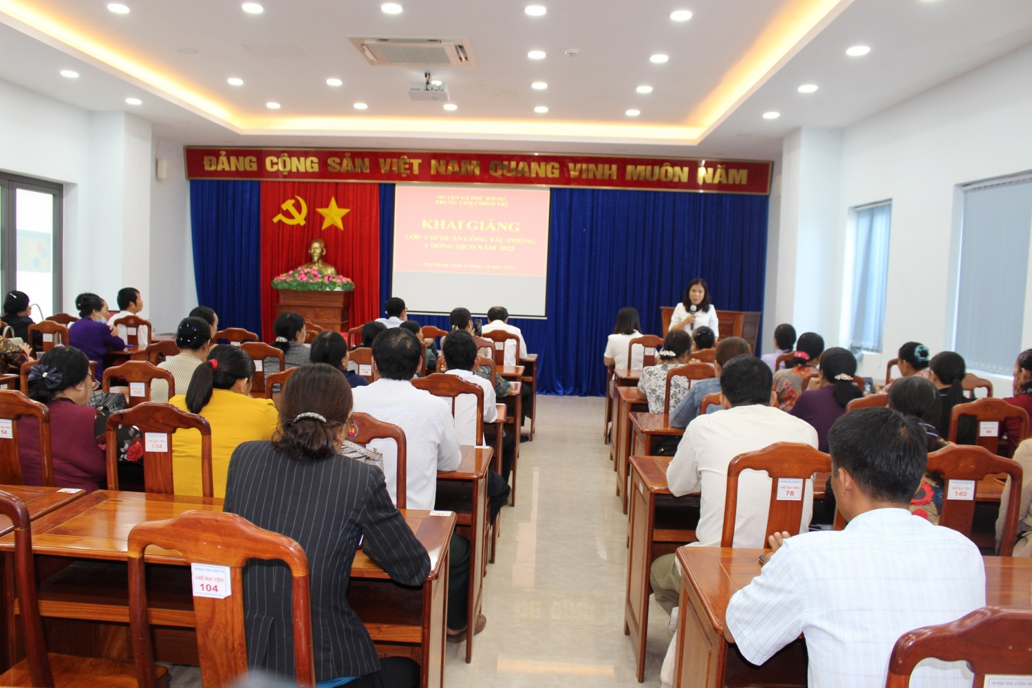 Bí thư Huyện ủy Nguyễn Thị Xuân Hòa gặp gỡ, trao đổi với các học viên lớp tập huấn công tác phòng chống dịch năm 2022
