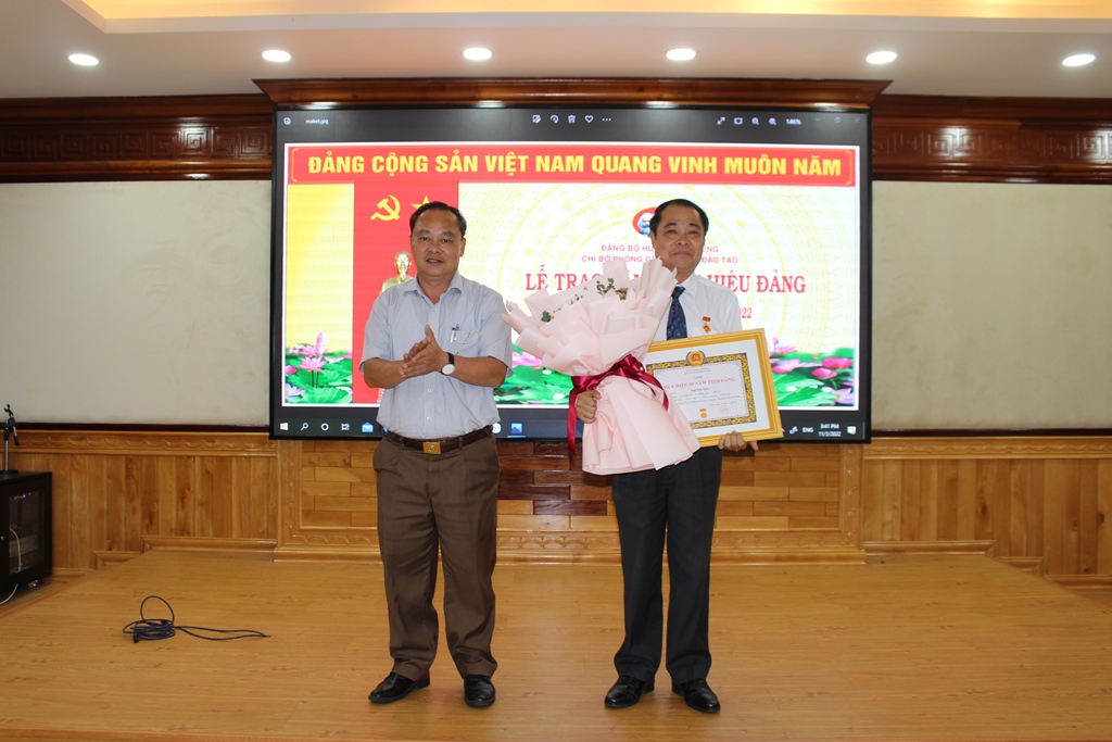 Phó Chủ tịch UBND huyện Bùi Văn Hiếu nhận Huy hiệu 30 năm tuổi Đảng.
