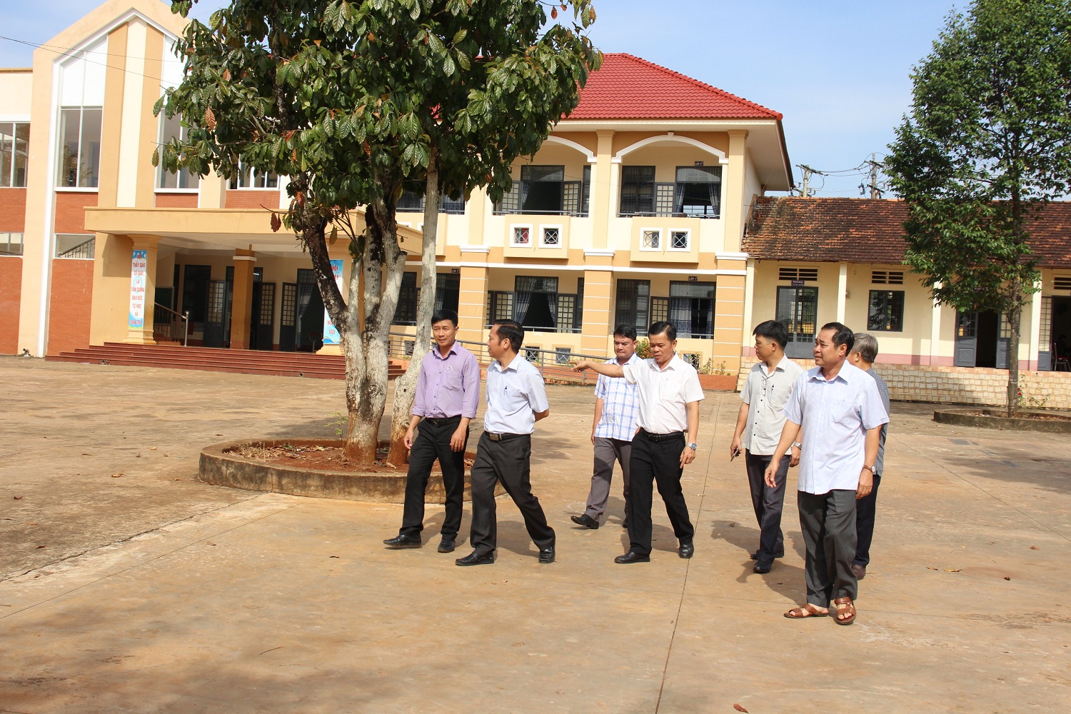 Phó Chủ tịch UBND huyện Phú Riềng Bùi Văn Hiếu kiểm tra các trường học trong lộ trình đạt chuẩn quốc gia năm 2022.
