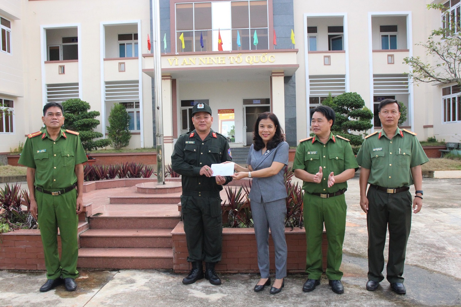 Bí thư Huyện ủy Phú Riềng động viên lực lượng công an tập luyện diễn tập A2 cấp huyện.