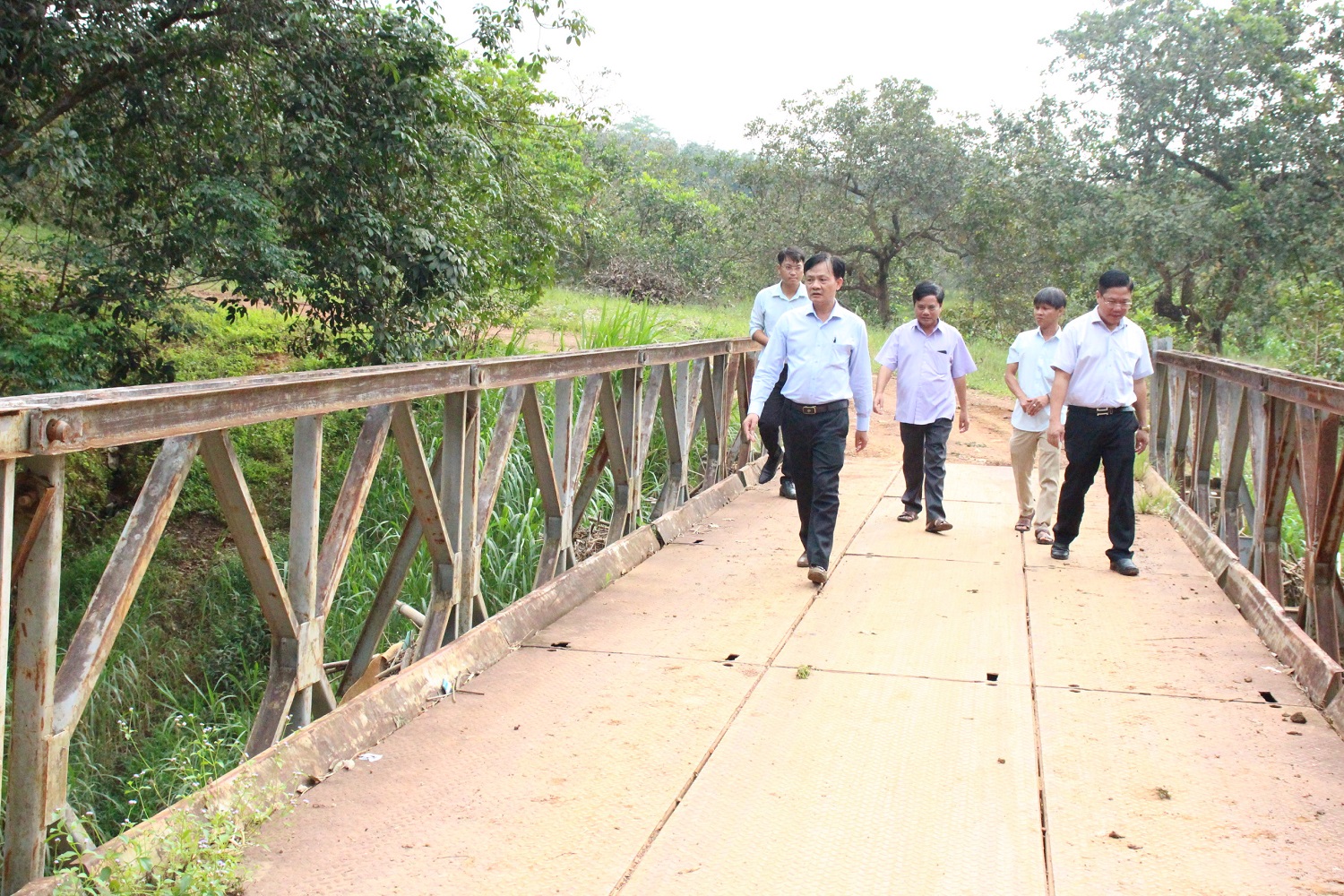 Chủ tịch UBND huyện Phú Riềng kiểm tra tiến độ giải phóng mặt bằng đường từ xã Phú Trung đi xã Phước Tân.