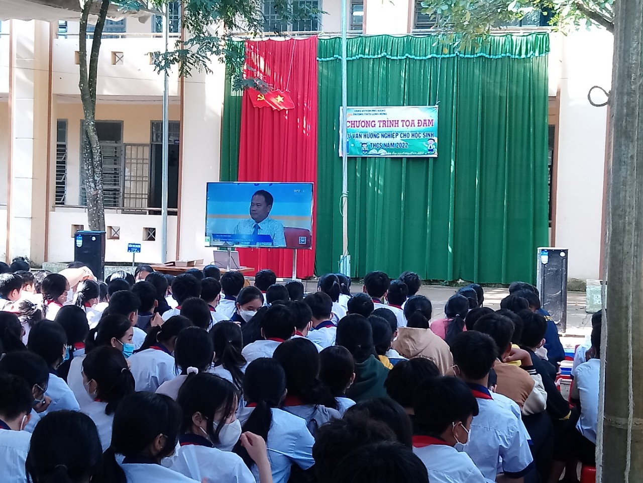 Học sinh THCS trên địa bàn huyện Phú Riềng tham gia chương trình tư vấn hướng nghiệp và phân luồng học sinh THCS năm 2022