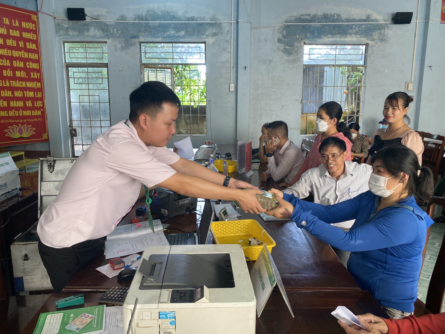 Ngân hàng chính sách huyện Phú Riềng giải ngân số tiền 1 tỷ 210 triệu đồng cho các hộ vay xã Long Tân