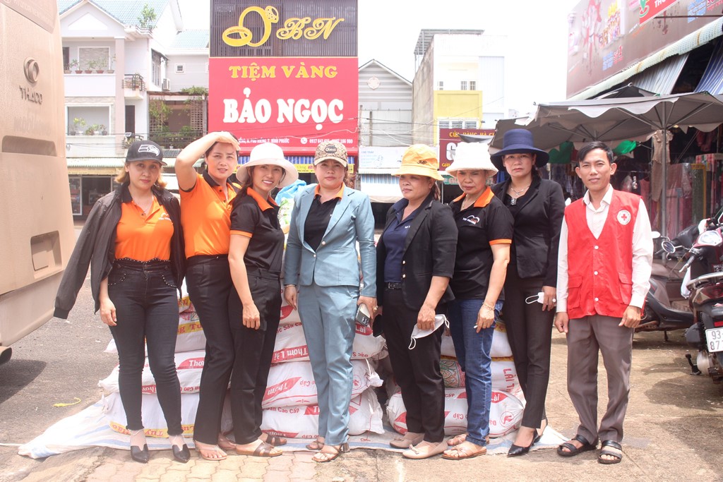 Hội Chữ thập đỏ huyện Phú Riềng: Hỗ trợ hàng hóa, khắc phục hậu quả mưa lũ tại huyện Kỳ Sơn, Nghệ An.
