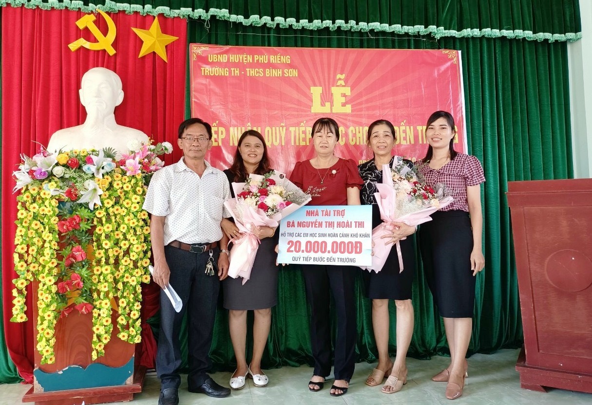 Trao 20 triệu đồng cho “Quỹ tiếp bước cho trẻ em đến trường” trường Tiểu học THCS Bình Sơn