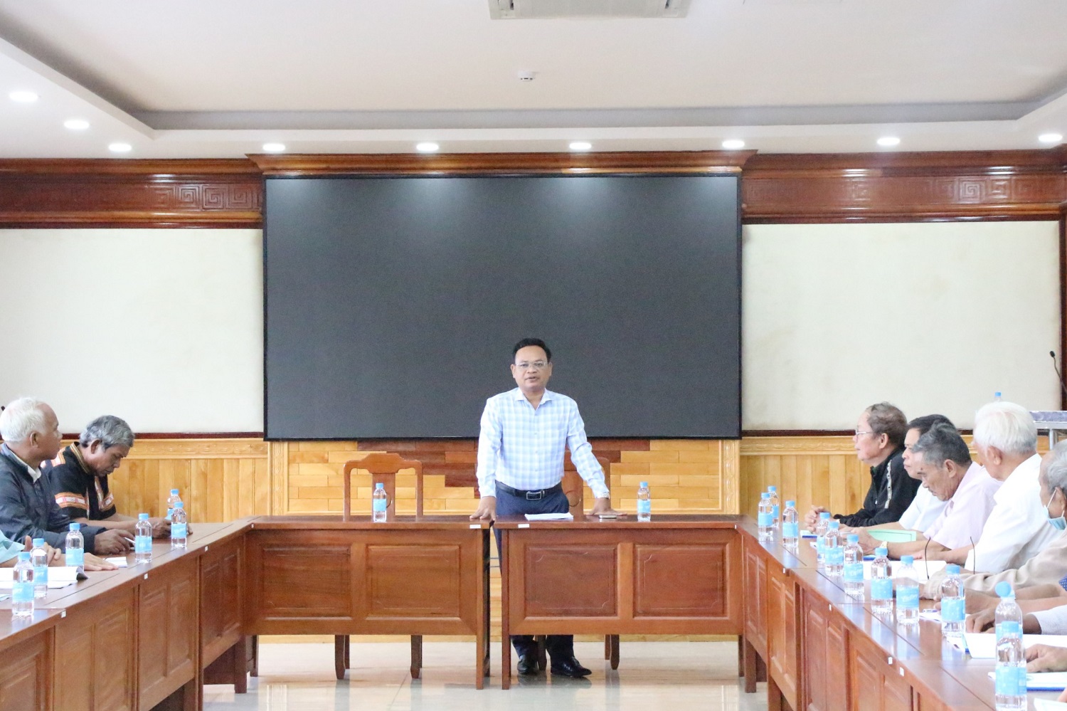 Người có uy tín, già làng tiêu biểu huyện Phú Riềng và thị xã Phước Long được bồi dưỡng kiến thức.