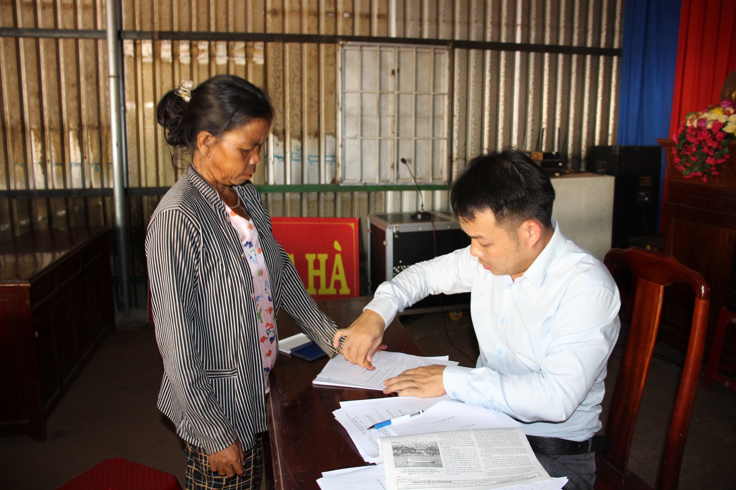 Huyện Phú Riềng bàn giao bò giống cho các hộ đăng ký thoát nghèo năm 2022.
