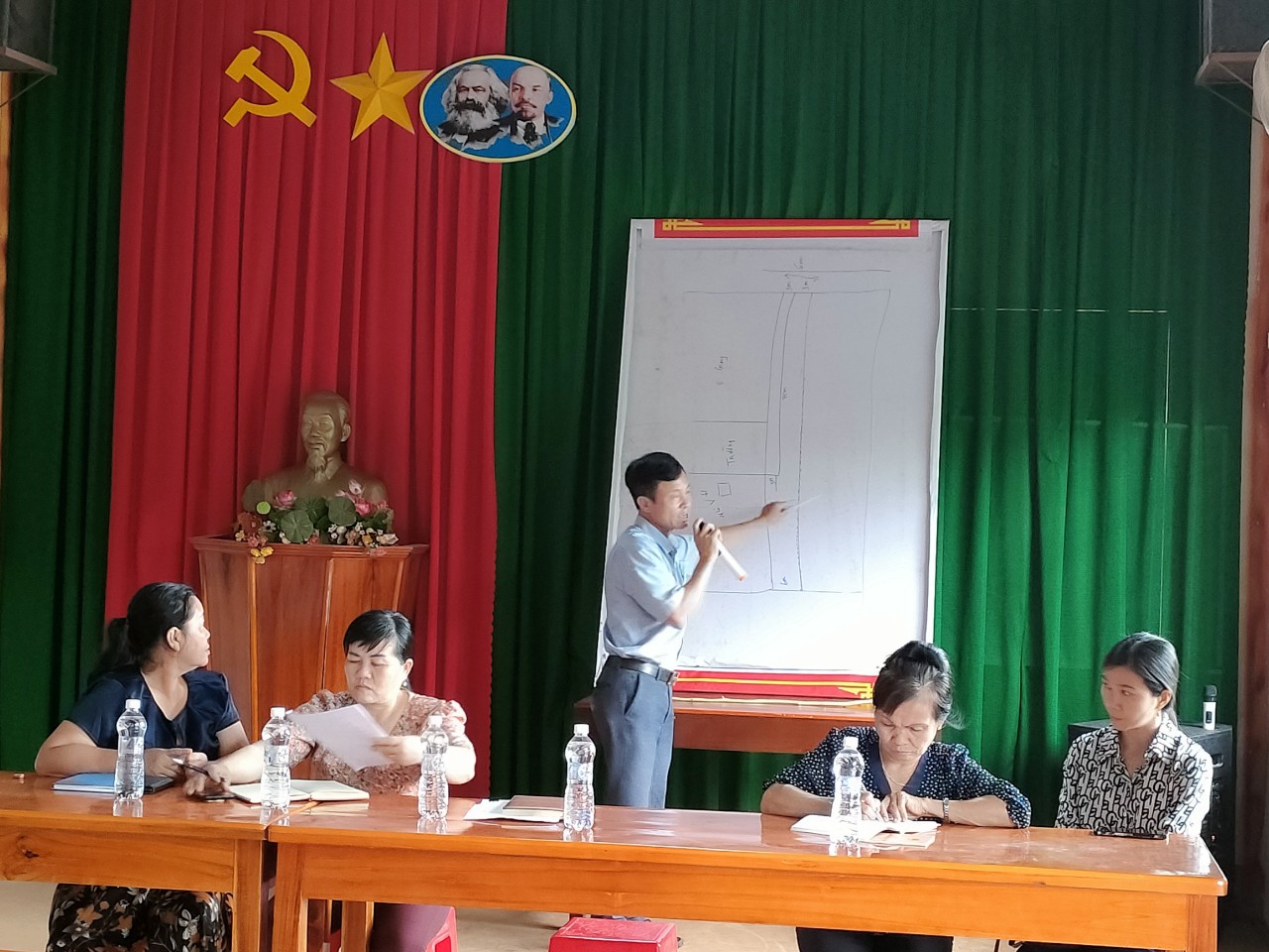 Chủ tịch UBND xã Long Bình đối thoại với nhân dân thôn 9