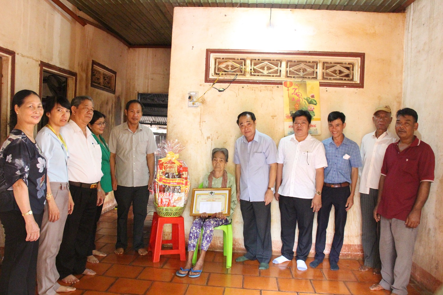 Lãnh đạo huyện Phú Riềng thăm, tặng quà người cao tuổi xã Phú Trung và xã Phước Tân.
