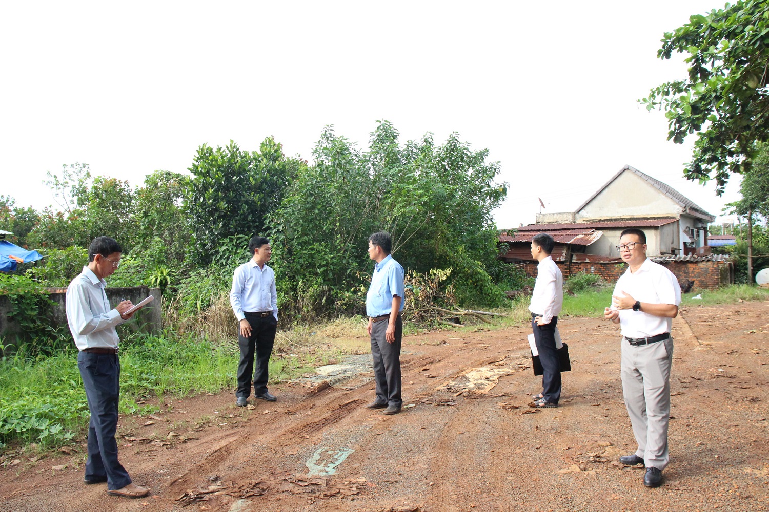 Phó Bí thư, Chủ tịch UBND huyện Phú Riềng kiểm tra các trường học tại xã Long Hưng.