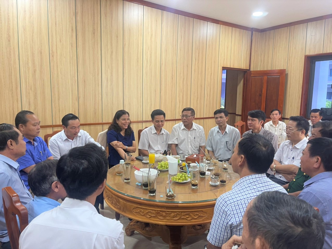 Bí thư Huyện ủy Nguyễn Thị Xuân Hòa lắng nghe tâm tư nguyện vọng của các hội đặc thù huyện.