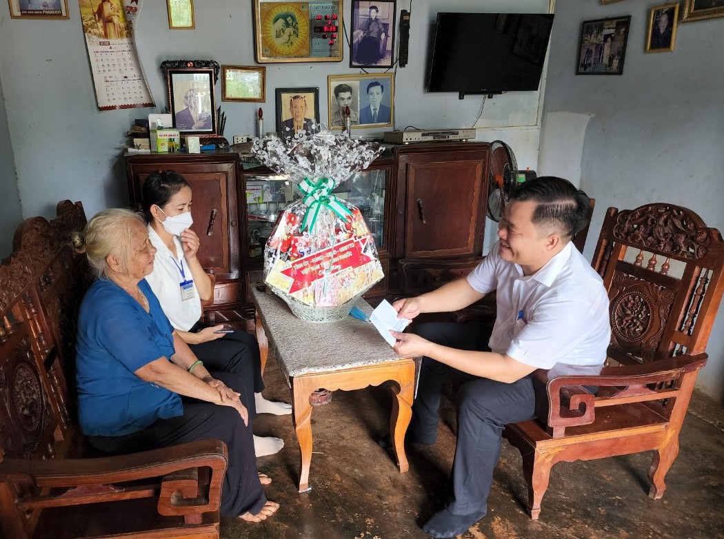 Lãnh đạo huyện Phú Riềng thăm, tặng quà người cao tuổi xã Bù Nho.