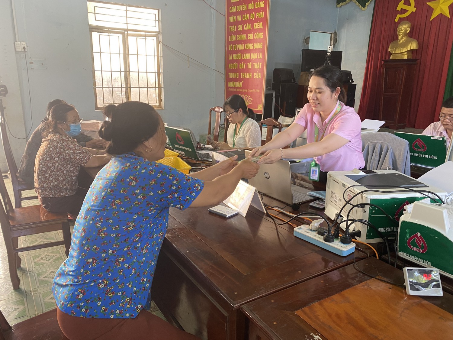 Ngân hàng chính sách huyện Phú Riềng giải ngân cho 22 hộ vay xã Long Tân
