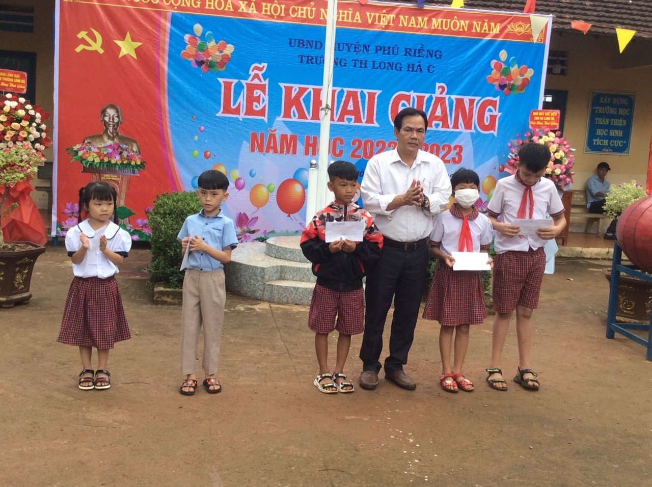 BVĐ quỹ “Vì Người nghèo” xã Long Hà chi hỗ trợ 30 em học sinh