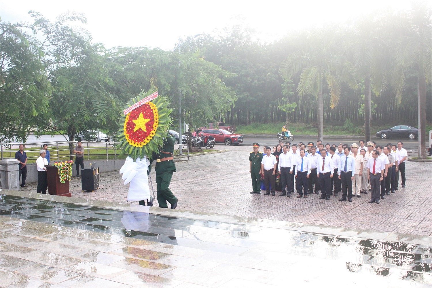 Lãnh đạo huyện Phú Riềng dâng hương tưởng niệm các anh hùng liệt sỹ nhân kỷ niệm Quốc khánh 2-9.