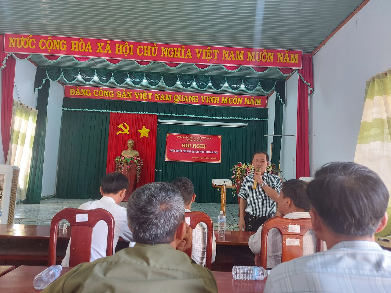 Gần 100 đại biểu xã Long Bình, Long Hà được tuyên truyền, phổ biến, giáo dục pháp luật năm 2022