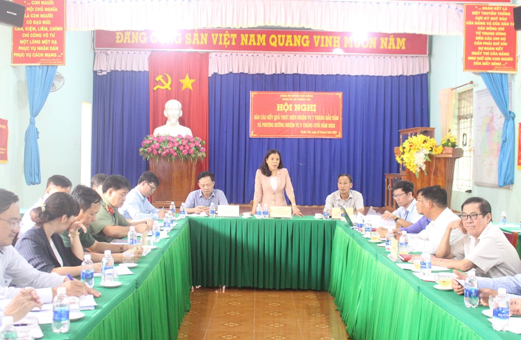 Bí thư Huyện ủy Nguyễn Thị Xuân Hòa làm việc với BCH Đảng bộ xã Phước Tân