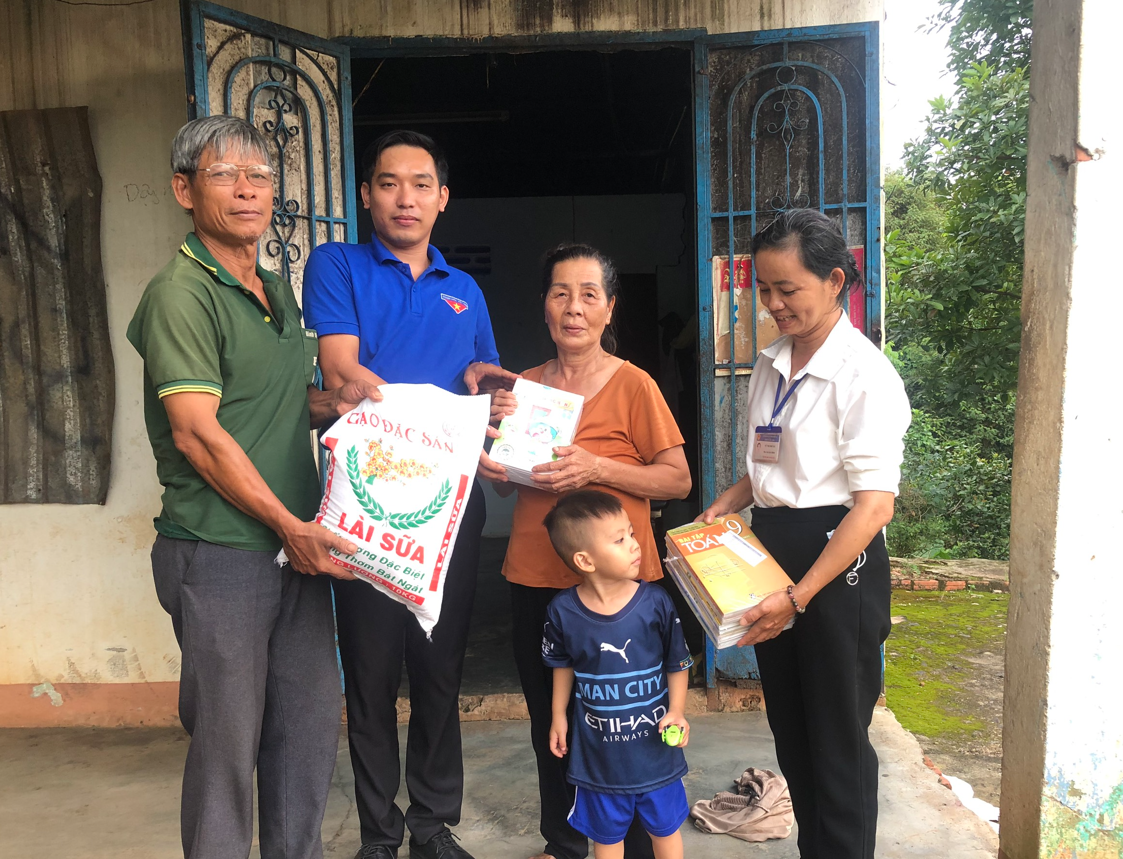 Tặng sách giáo khoa cho học sinh hộ cận nghèo xã Bù Nho đón năm học mới