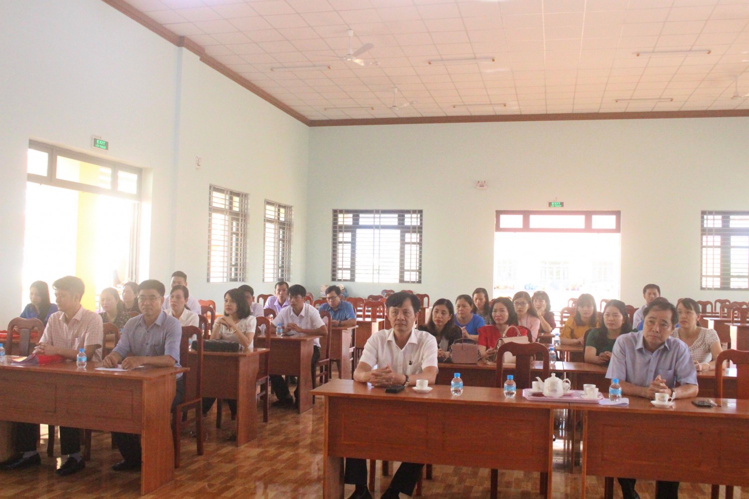 UBND huyện Phú Riềng trao quyết định điều động giáo viên về công tác tại trường TH&THCS Nguyễn Đình Chiểu.