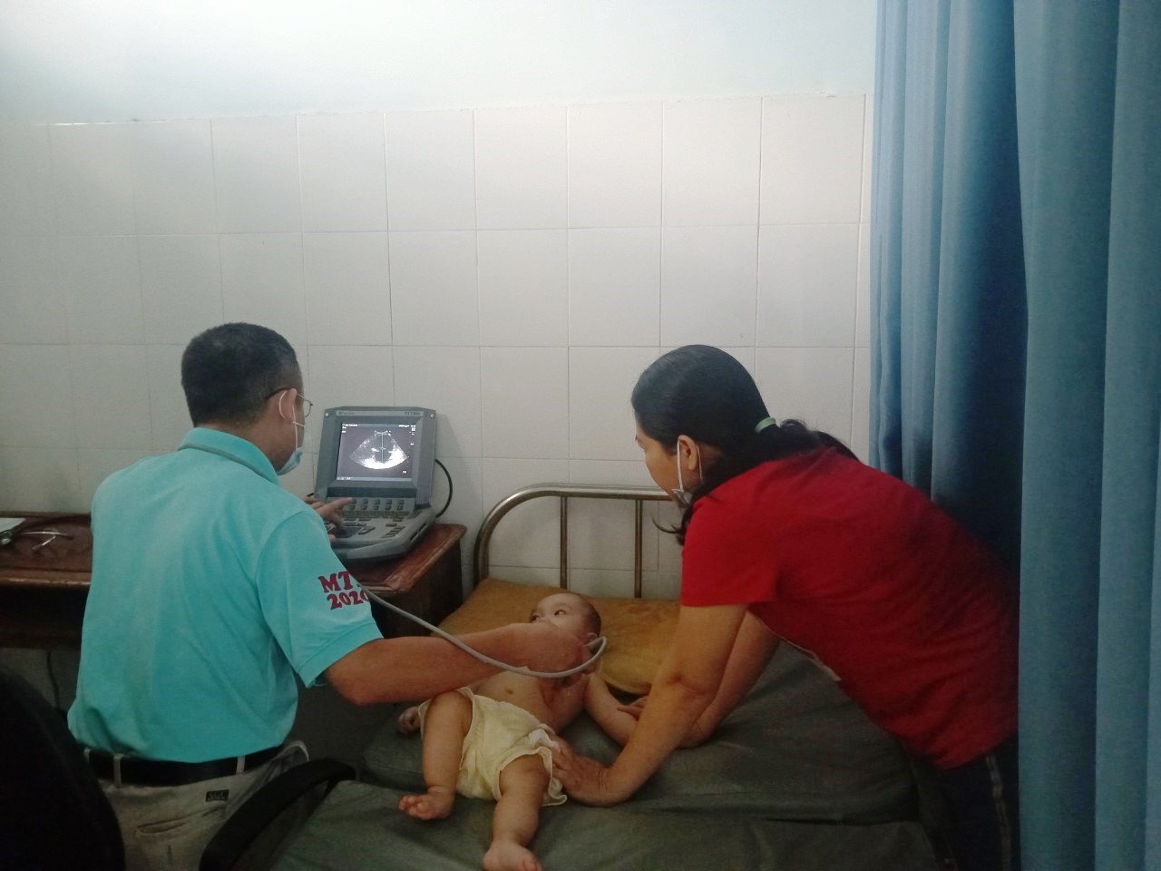 54 người dân trong đó có trẻ em trên địa bàn huyện Phú Riềng được khám sàng lọc bệnh tim miễn phí