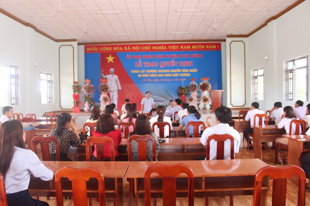 Phó Chủ tịch UBND huyện Bùi Văn Hiếu gặp gỡ, lắng nghe tâm tư, nguyện vọng của các giáo viên được điều động về trường Nguyễn Đình Chiểu