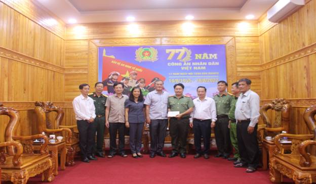 UV BTV, Trưởng ban Tổ chức Tỉnh ủy Nguyễn Hồng Trà thăm và chúc mừng cán bộ, chiến sĩ Công an huyện Phú Riềng