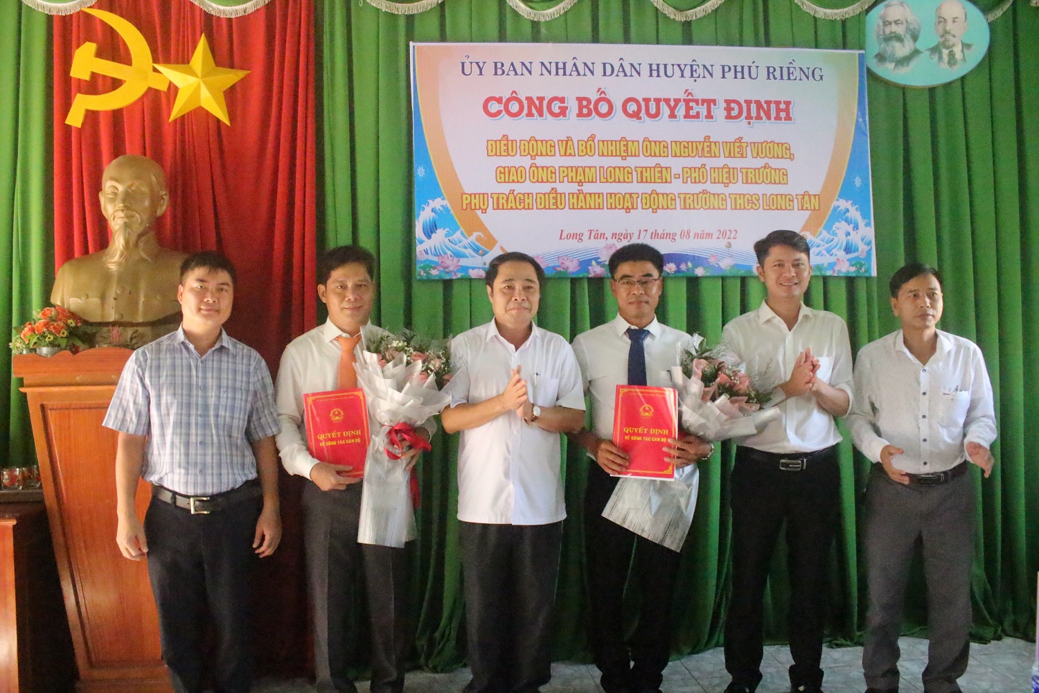 Huyện Phú Riềng công bố các quyết định điều động cán bộ Ngành Giáo dục
