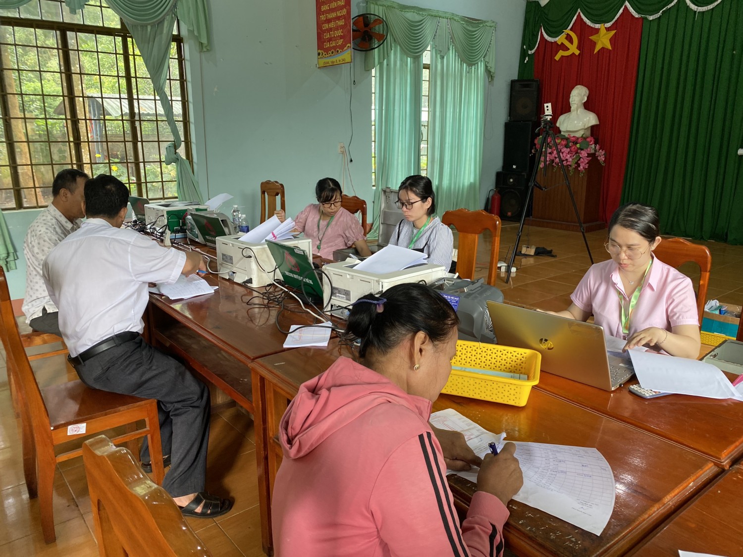 641 hộ nghèo, hộ cận nghèo và các đối tượng chính sách khác trên địa bàn xã Long Hưng được tiếp cận dịch vụ ngân hàng