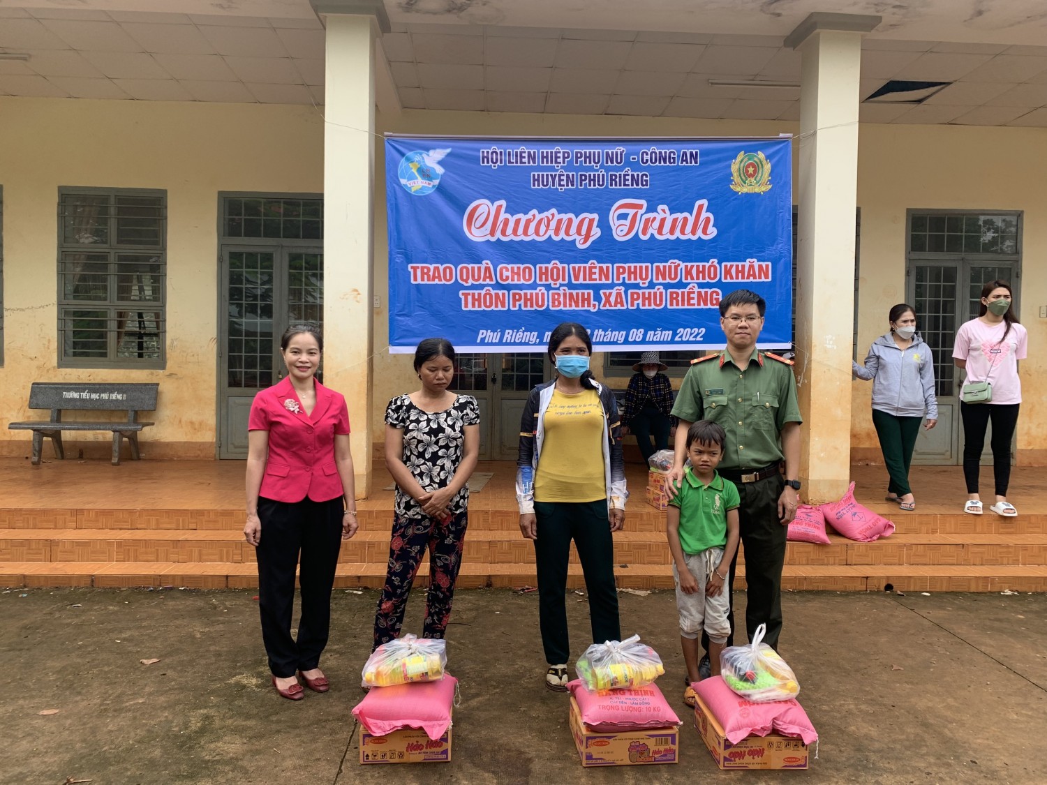 Tặng 40 phần quà cho hội viên phụ nữ khó khăn là đồng bào dân tộc ở thôn Phú Bình, xã Phú Riềng