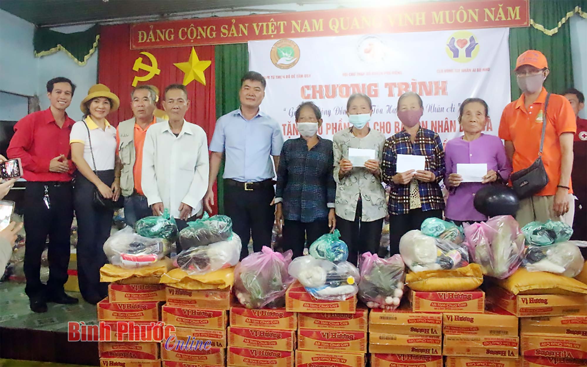 150 phần quà tặng người dân khó khăn huyện Phú Riềng