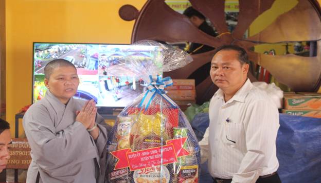 Lãnh đạo huyện Phú Riềng thăm, tặng quà nhân Đại lễ Vu Lan 2022