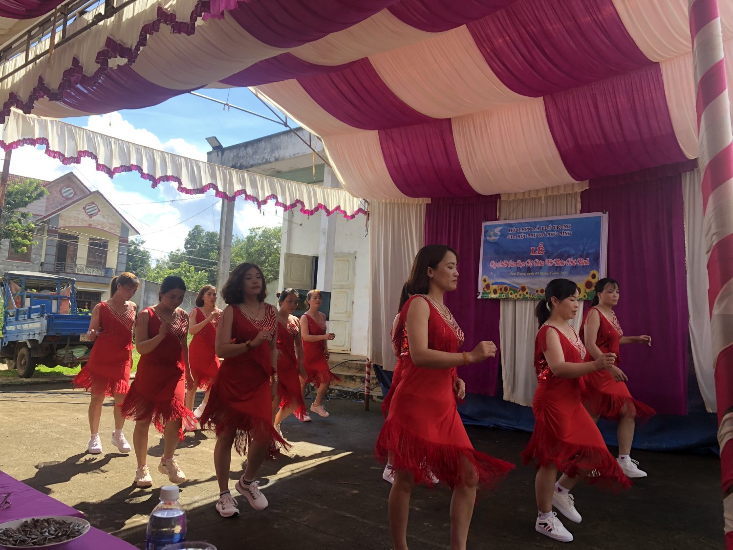 Chi hội phụ nữ thôn Phú Bình ra mắt Câu lạc bộ dân vũ