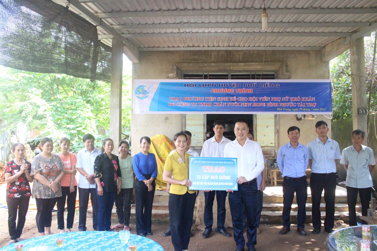 Trao tặng heo giống cho Hội viên phụ nữ nghèo huyện Phú Riềng.