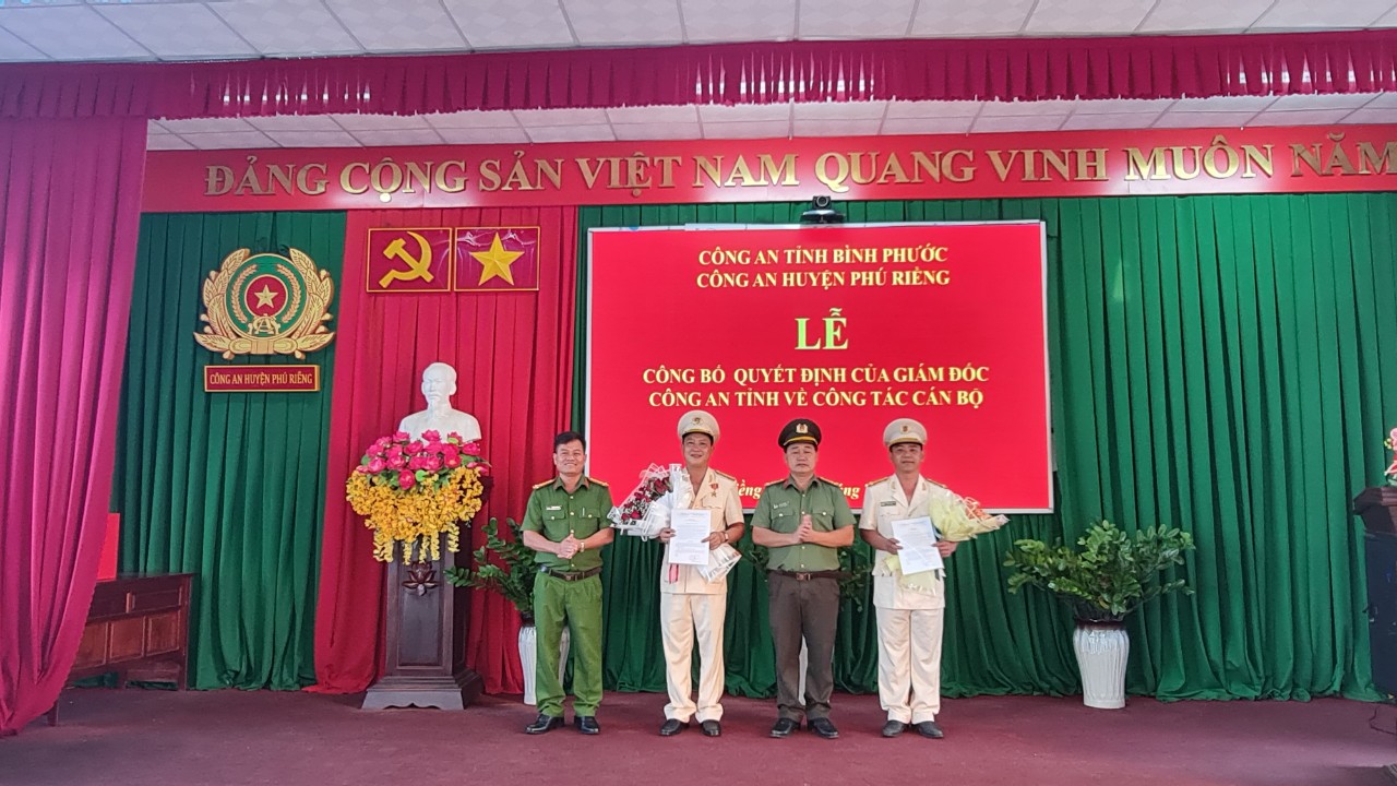 Công an huyện Phú Riềng công bố các quyết định về công tác cán bộ.