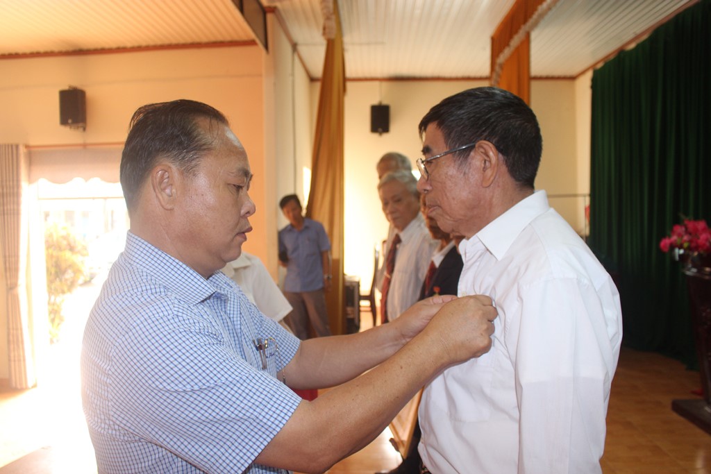 Phú Riềng: Trao huy hiệu 60, 55, 50, 45, 40 và 30 năm tuổi đảng cho 11 đảng viên