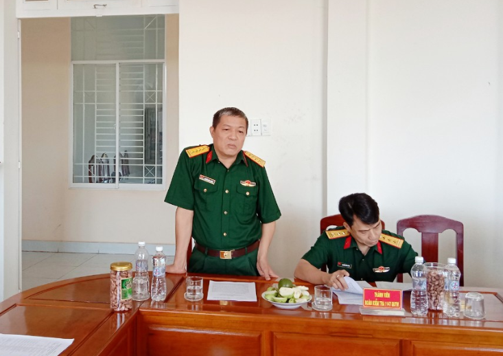 Kiểm tra việc thực hiện nhiệm vụ quân sự địa phương tại Chi bộ quân sự xã Bù Nho